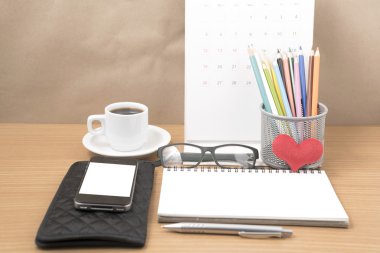 Ofis Büro: telefon, cüzdan, takvim, renk kalem kutusu ile kahve