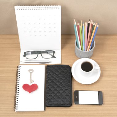 Ofis Büro: telefon, cüzdan, takvim, kalp, not defteri, ey ile kahve