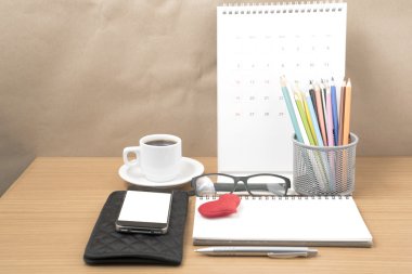 Ofis Büro: telefon, cüzdan, takvim, renk kalem kutusu ile kahve