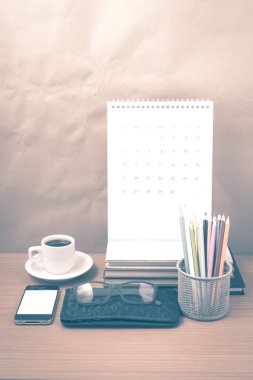 Ofis Büro: telefon, cüzdan, takvim, renk kalem kutusu ile kahve
