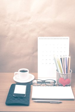 Ofis Büro: telefon, cüzdan, takvim, renk kalem kutusu ile kahve