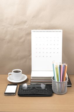 Ofis Büro: telefon, cüzdan, takvim, renk kalem kutusu ile kahve
