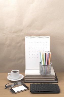 Ofis Büro: telefon, cüzdan, takvim, renk kalem kutusu ile kahve