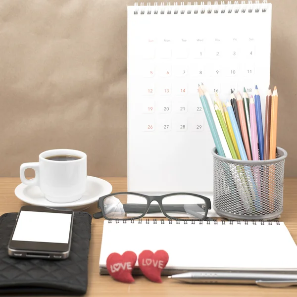 Bureau: koffie met telefoon, portemonnee, kalender, kleur potlood box — Stockfoto