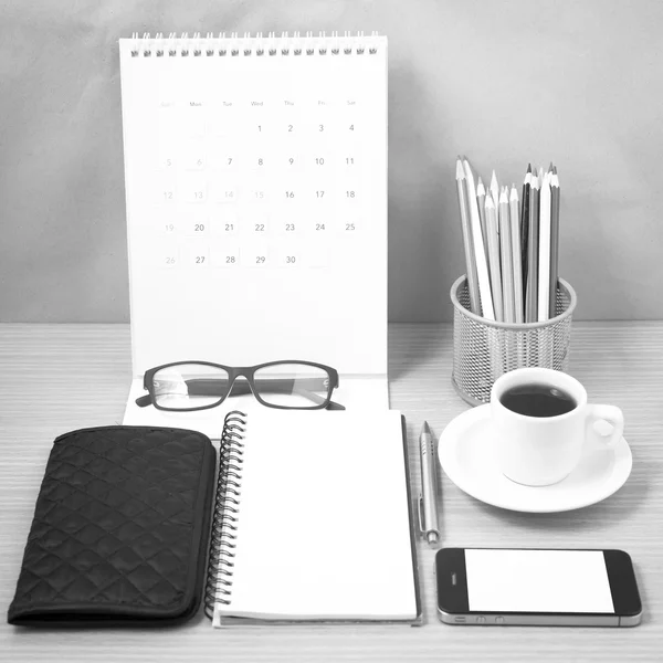 Bureau: koffie met telefoon, portemonnee, kalender, hart, Kladblok, ey — Stockfoto