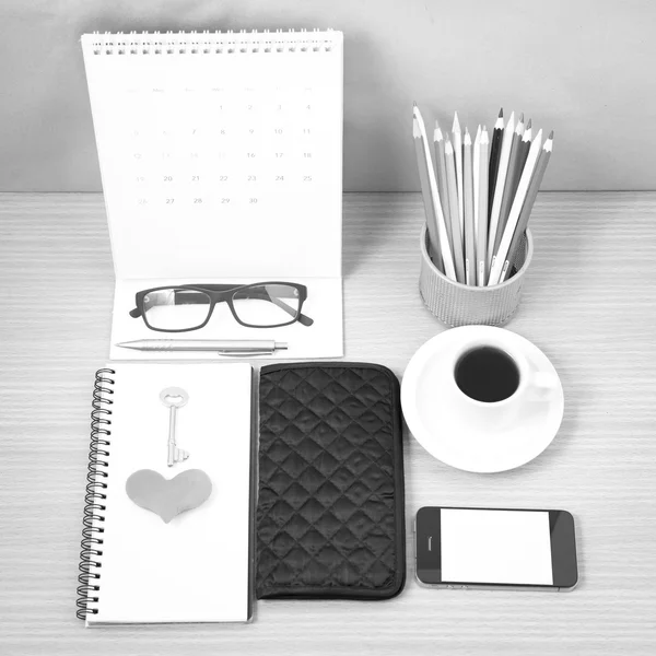 Kancelářský stůl: káva s telefonem, peněženka, kalendář, srdce, Poznámkový blok, ey — Stock fotografie