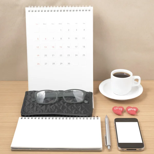 Schreibtisch: Kaffee mit Telefon, Geldbörse, Kalender, Herz, Notizblock, Ei — Stockfoto