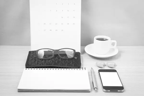 Mesa de escritório: café com telefone, carteira, calendário, coração, bloco de notas, ey — Fotografia de Stock