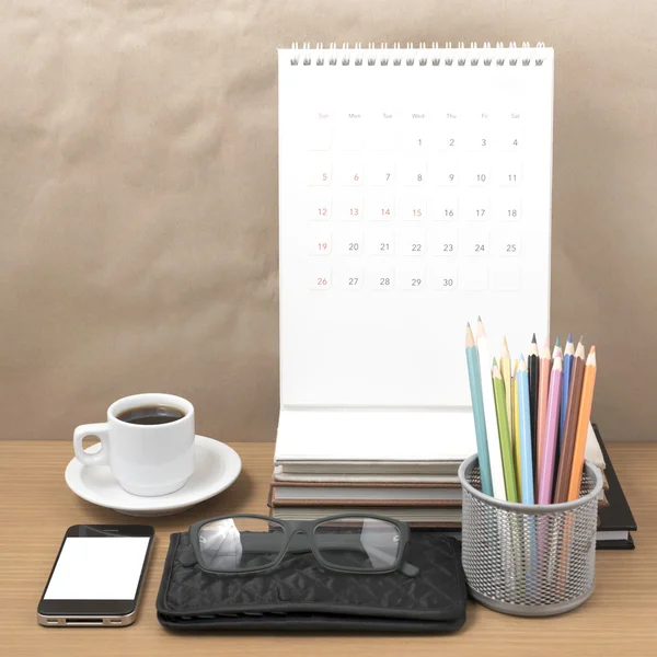 Schreibtisch: Kaffee mit Telefon, Portemonnaie, Kalender, Farbstiftkasten — Stockfoto