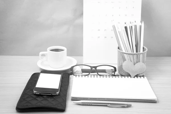 Mesa de escritório: café com telefone, carteira, calendário, caixa de lápis de cor — Fotografia de Stock