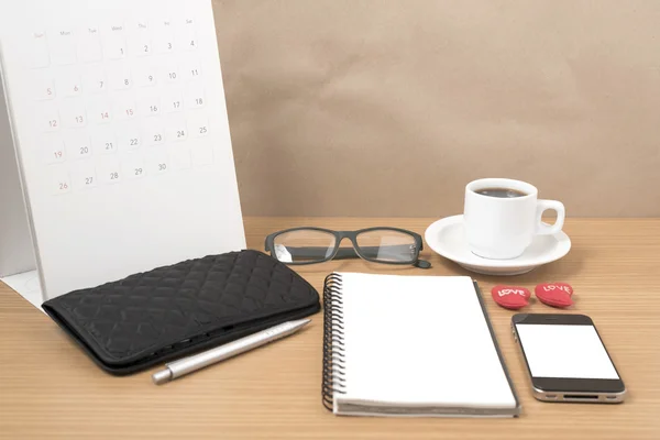 Scrivania: caffè con telefono, portafoglio, calendario, cuore, blocco note, ey — Foto Stock