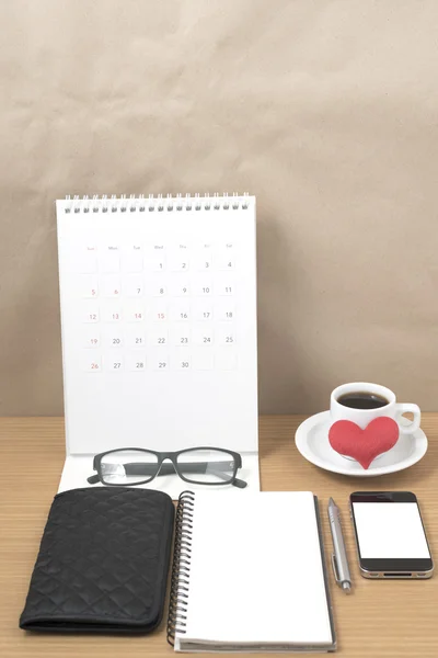 Schreibtisch: Kaffee mit Telefon, Geldbörse, Kalender, Herz, Notizblock, Ei — Stockfoto