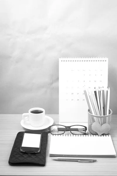 Bureau: koffie met telefoon, portemonnee, kalender, kleur potlood box — Stockfoto