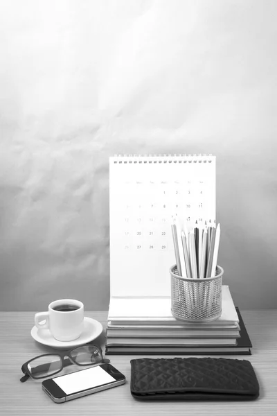 オフィスの机: 携帯電話、財布、カレンダー、色鉛筆ボックスとコーヒー — ストック写真
