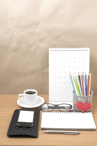 Escritorio de oficina: café con teléfono, billetera, calendario, caja de lápiz de color —  Fotos de Stock