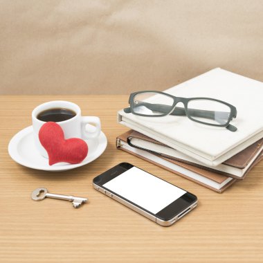 Ofis Büro: kahve ve telefon anahtarı, gözlük, kitap yığını ile