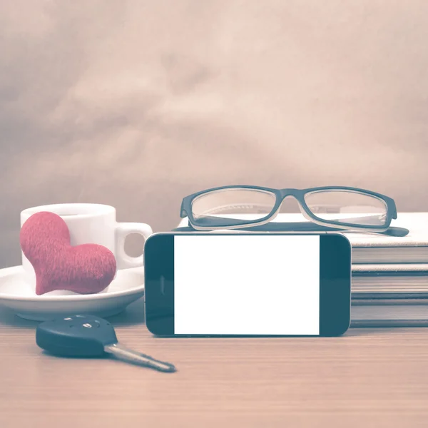 Schreibtisch: Kaffee und Telefon mit Autoschlüssel, Brille, Stapel — Stockfoto