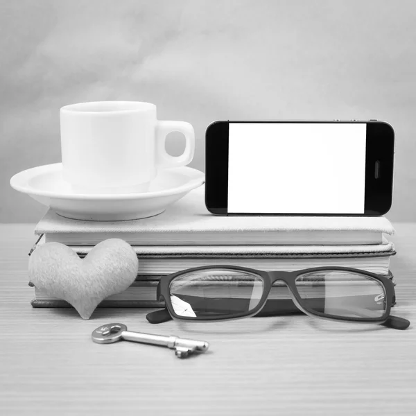 Schreibtisch im Büro: Kaffee und Telefon mit Schlüssel, Brille, Stapel Bücher — Stockfoto