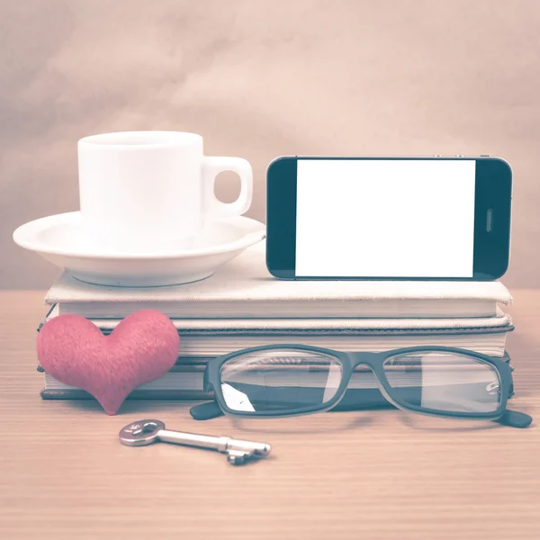 Офісний стіл: кава і телефон з ключем, окуляри, стек книги — стокове фото