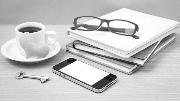 Escritorio de oficina: café y teléfono con llave, anteojos, pila de libros —  Fotos de Stock