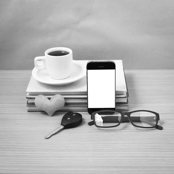 Escritorio de oficina: café y teléfono con llave del coche, gafas, pila de —  Fotos de Stock