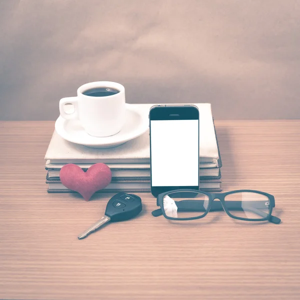 Biura informacji turystycznej: kawa i telefon z kluczyk, okulary, stos — Zdjęcie stockowe