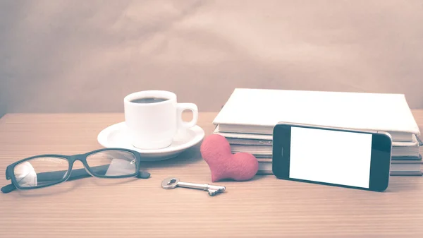 Irodai íróasztal: kávé- és telefon-val kulcs, szemüvegek, halom könyv — Stock Fotó