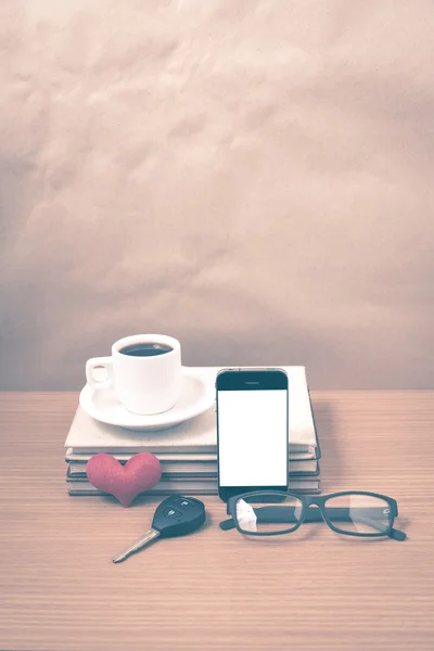 Irodai íróasztal: kávé- és telefon-val autó kulcs, szemüvegek, halom — Stock Fotó