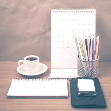 Ofis Büro: telefon, cüzdan, takvim, renk kalem kutusu ile kahve