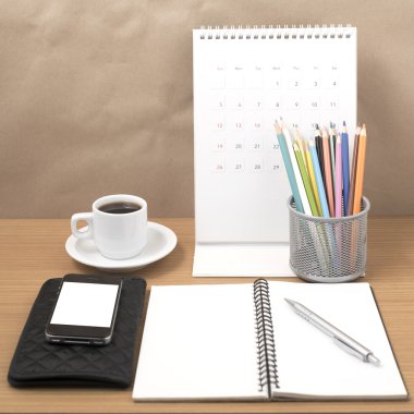 Ofis Büro: telefon, cüzdan, takvim, renk kalem kutusu ile kahve