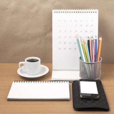 Ofis Büro: telefon, cüzdan, takvim, renk kalem kutusu ile kahve
