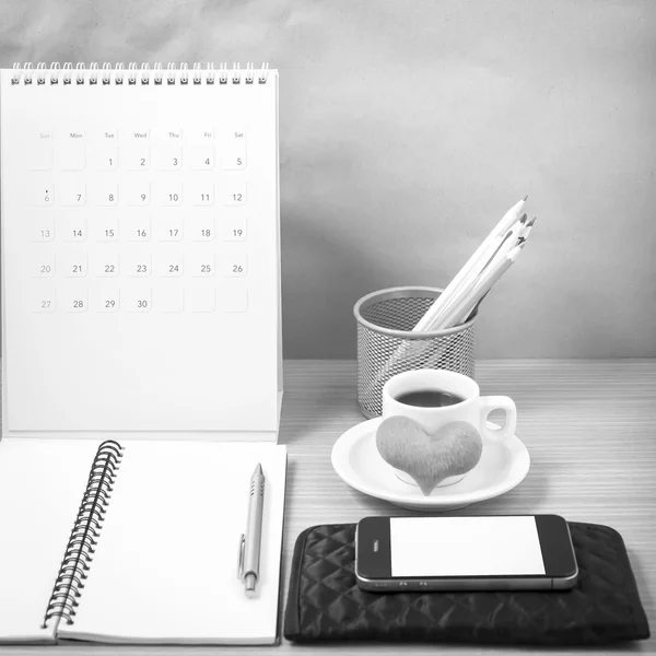 Mesa de escritório: café com telefone, carteira, calendário, coração, lápis de cor — Fotografia de Stock