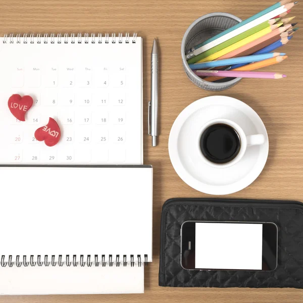 Escritorio de oficina: café con teléfono, billetera, calendario, corazón, color penc —  Fotos de Stock