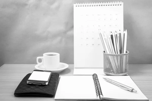 Mesa de escritório: café com telefone, carteira, calendário, caixa de lápis de cor — Fotografia de Stock