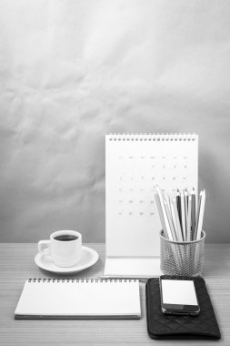Ofis Büro: telefon, cüzdan, takvim, renk kalem kutusu ile kahve
