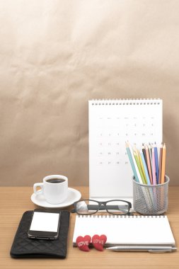 Ofis Büro: telefon, cüzdan, takvim, renk kalem kutusu ile kahve