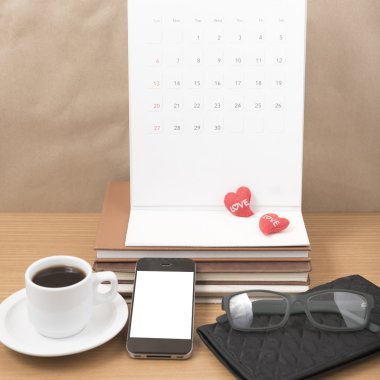 Ofis Büro: telefon, yığın kitap, gözlük, m-cüzdan ile kahve,