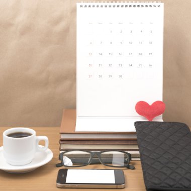 Ofis Büro: telefon, yığın kitap, gözlük, m-cüzdan ile kahve,