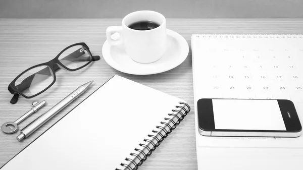 Café e telefone com chave, óculos, bloco de notas, calendário preto e — Fotografia de Stock