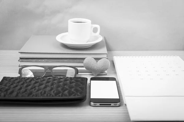 Kancelářský stůl: káva s telefonem, Stoh knih, brýle, peněženky, — Stock fotografie