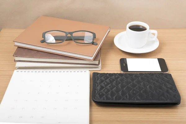 Bureau: koffie met telefoon, stapel boek, brillen, portemonnee, — Stockfoto