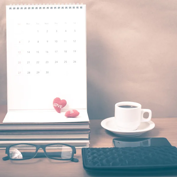 Schreibtisch im Büro: Kaffee mit Telefon, Stapel Bücher, Brille, Geldbörse, — Stockfoto