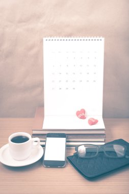 Ofis Büro: telefon, yığın kitap, gözlük, m-cüzdan ile kahve,