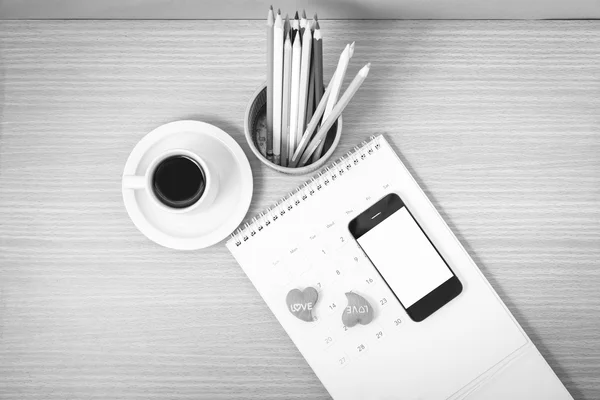 Bureau : café avec téléphone, calendrier, coeur, crayon couleur blac — Photo