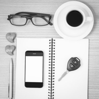 Ofis Büro: kahve ve telefon ile araba anahtarı, gözlük, not defteri, h