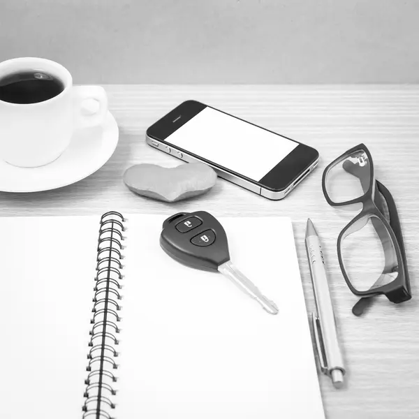 Ofis Büro: kahve ve telefon ile araba anahtarı, gözlük, not defteri, h — Stok fotoğraf