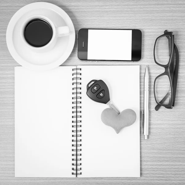 Офисный стол: кофе и телефон с ключом от машины, очки, блокнот, ч — стоковое фото