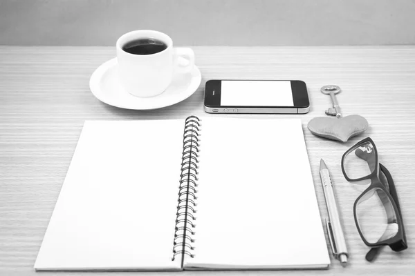 Γραφείο: καφέ και τηλέφωνο με κλειδί, γυαλιά, το σημειωματάριο, καρδιά — Φωτογραφία Αρχείου