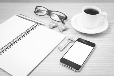 kahve ve telefon ile anahtar, gözlük, not defteri, kalp siyah ve fazlası