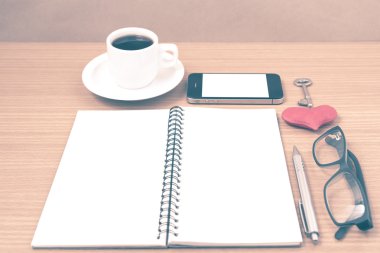 Ofis Büro: kalp kahve ve telefon anahtarı, gözlük, not defteri,